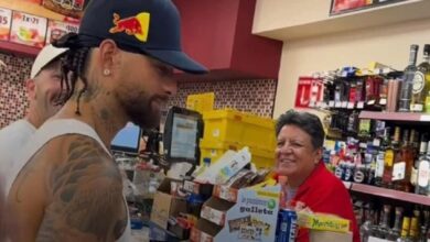 Captan a Maluma comprando cervezas en un Oxxo