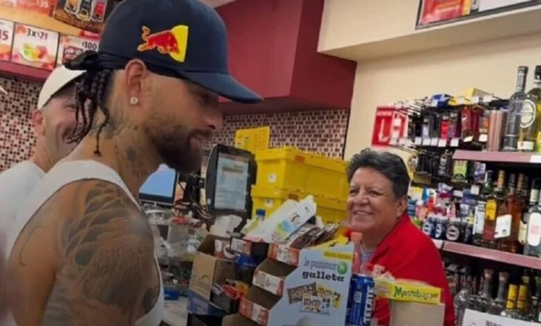 Captan a Maluma comprando cervezas en un Oxxo