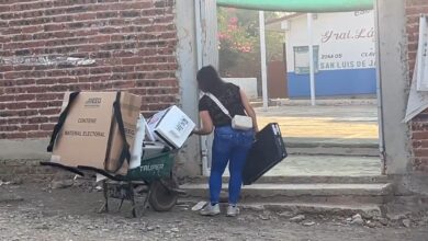 Funcionaria de casilla traslada material electoral en carretilla