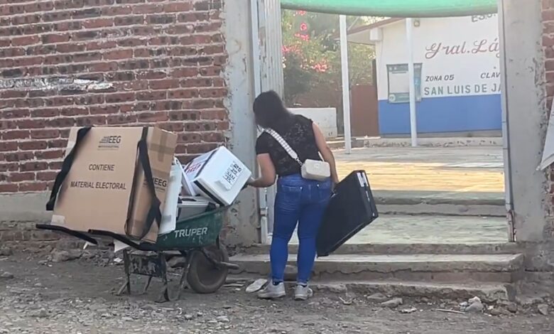 Funcionaria de casilla traslada material electoral en carretilla