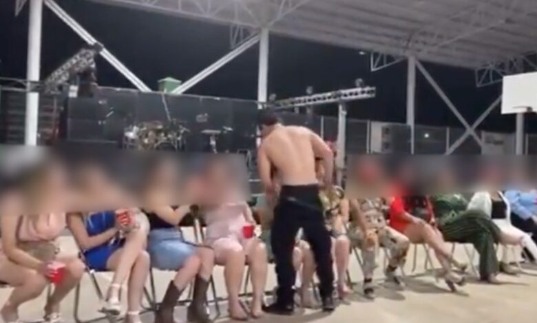 Festejo a mamás con strippers en un colegio católico