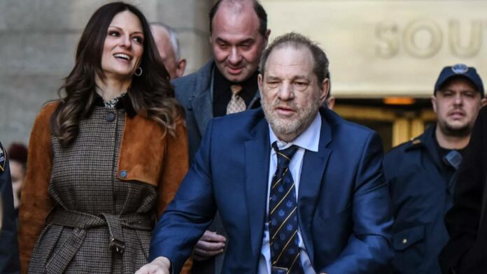 Revocan sentencia por delitos sexuales a Harvey Weinstein