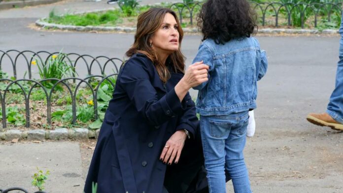 Mariska Hargitay es confundida con policía y ayuda a una niña perdida